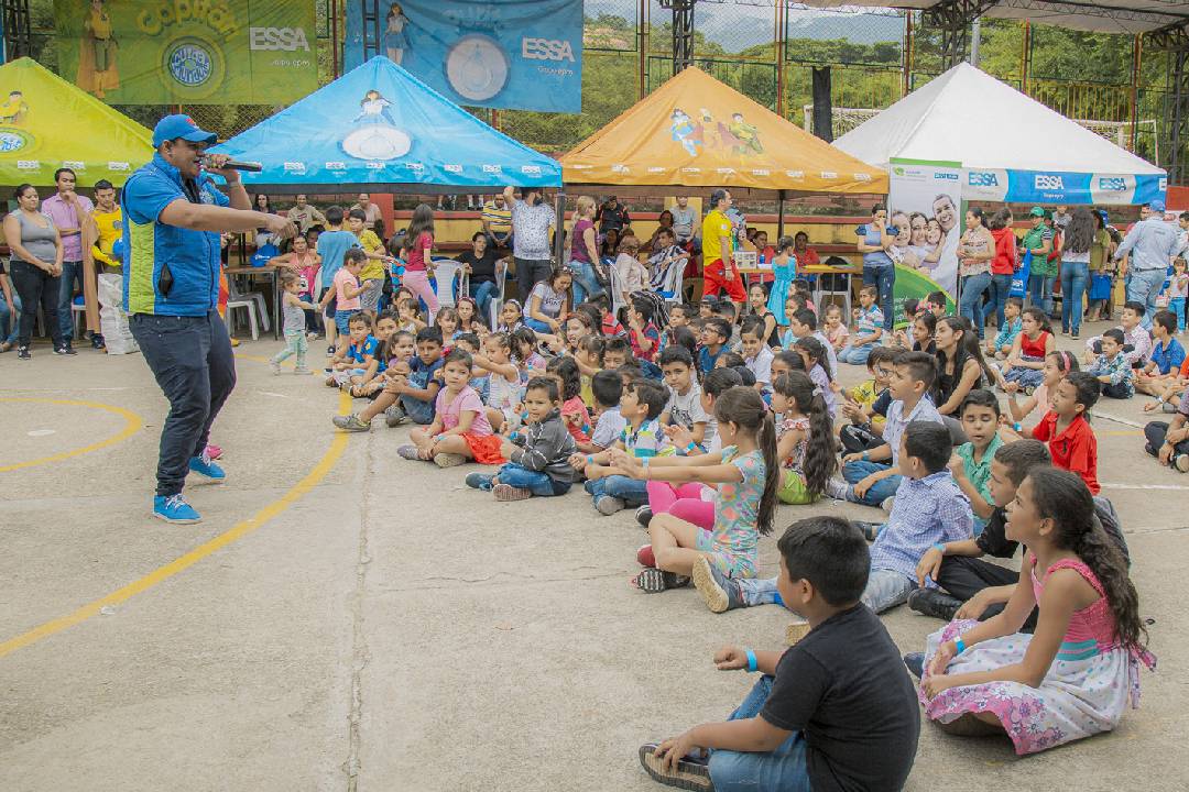 Imagen actividad con niños, teatro y juegos: Proyecto Reducción y control de energía