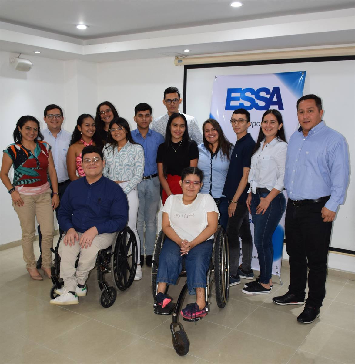 Estudiantes universitarios beneficiados con el programa de becas ESSA