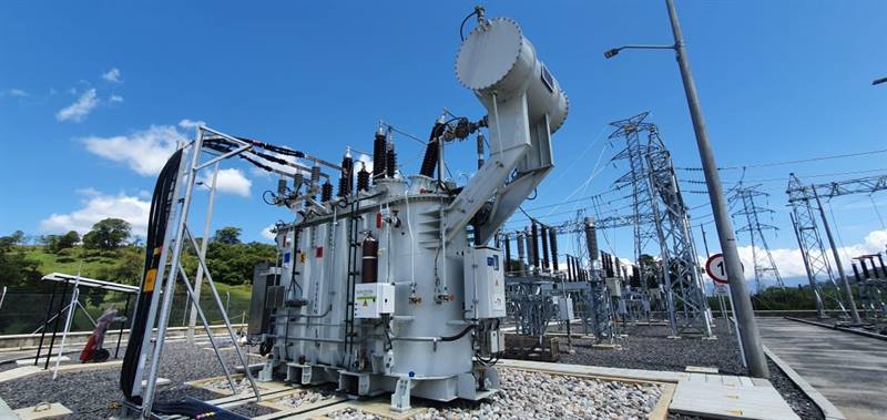 Transformador de energía ubicado en una subestación