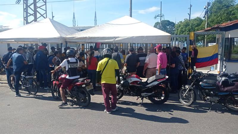 grupo de personas manifestando a las afueras de ESSA Barrancabermeja 