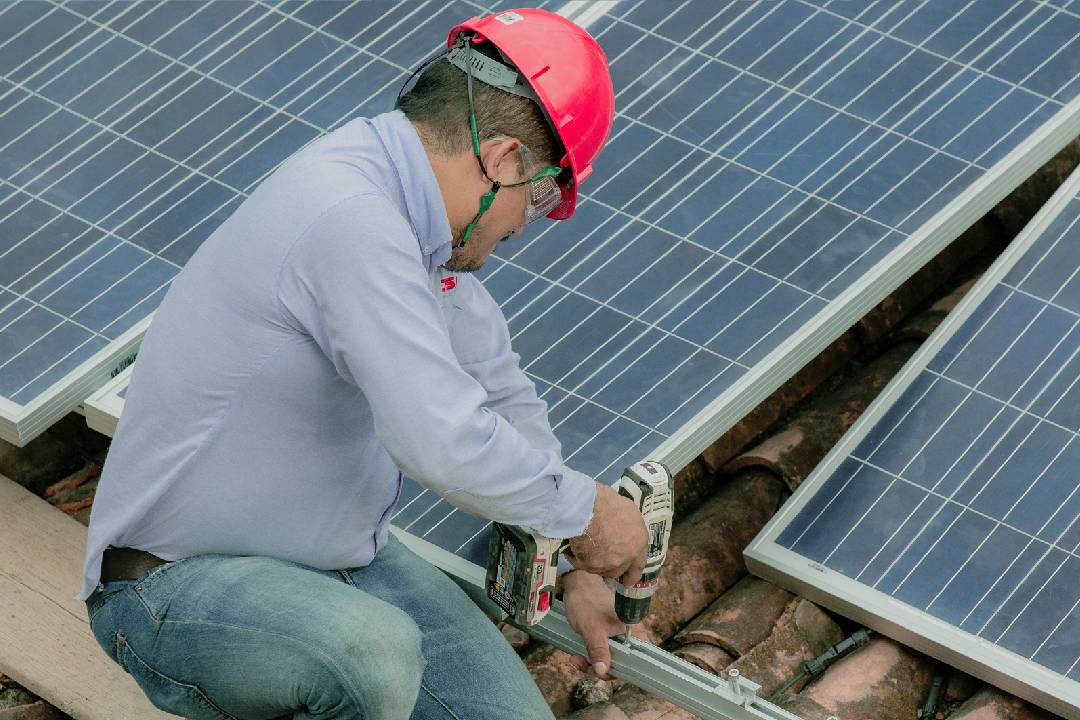 Generación solar - montaje panel solar
