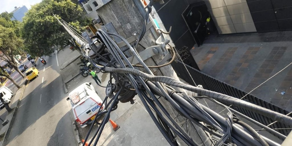 Supermercado ubicado en inmediaciones a la Plaza Guarín, en Bucaramanga, fue sorprendido con una conexión ilegal al servicio de energía. 