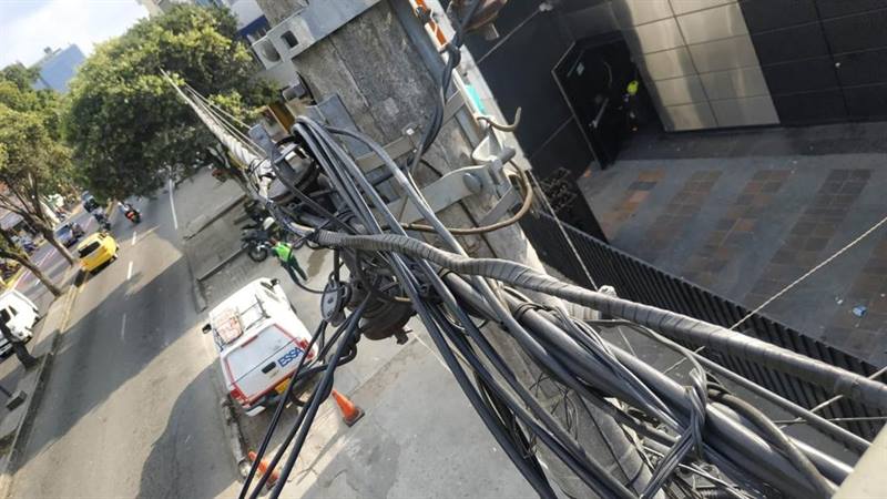 Supermercado ubicado en inmediaciones a la Plaza Guarín, en Bucaramanga, fue sorprendido con una conexión ilegal al servicio de energía. 