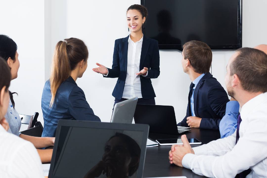 Políticas empresariales - Mujer difundiendo información