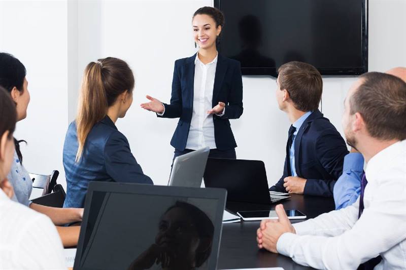 Políticas empresariales - Mujer difundiendo información