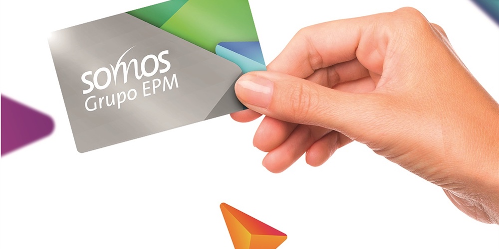 Una mano sostiene una tarjeta marcada con el nombre Somos Grupo EPM.