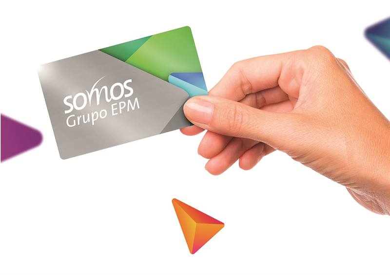 Una mano sostiene una tarjeta marcada con el nombre Somos Grupo EPM.