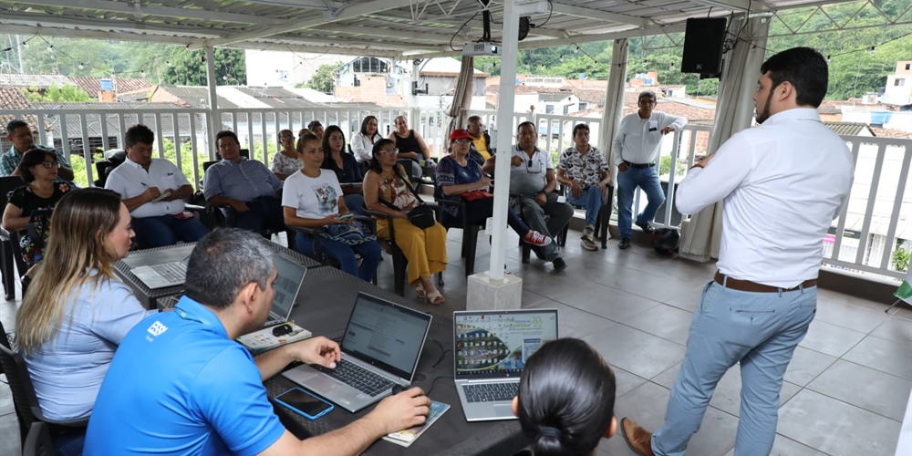 Trabajadores de ESSA se reunen con líderes comunales de Girón, para explicar de qué se trata el programa Cercanía