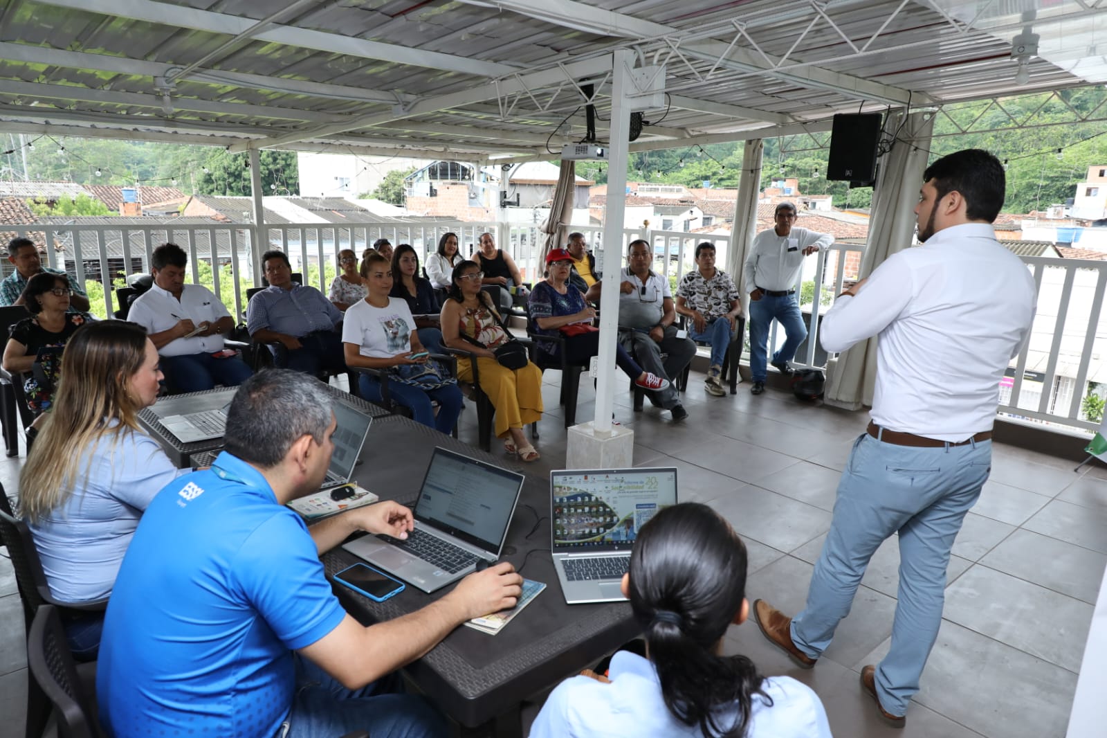 ESSA presenta portafolio de soluciones comerciales a clientes y usuarios de Girón