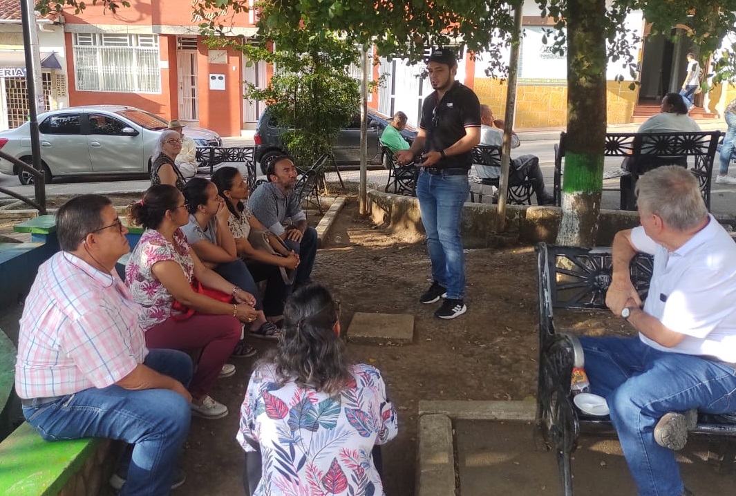 Un representante de ESSA conversa con usuarios del servicio sobre diversos temas.