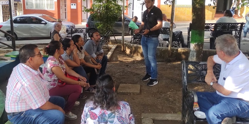 Un representante de ESSA conversa con usuarios del servicio sobre diversos temas.