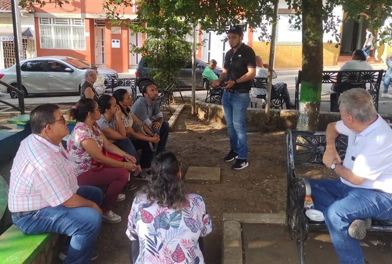 Un representante de ESSA conversa con usuarios del servicio sobre diversos temas.