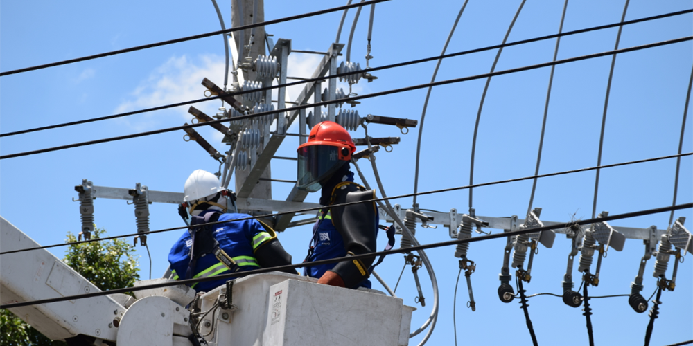 Personal de ESSA sobre grúa para trabajar en redes de energía