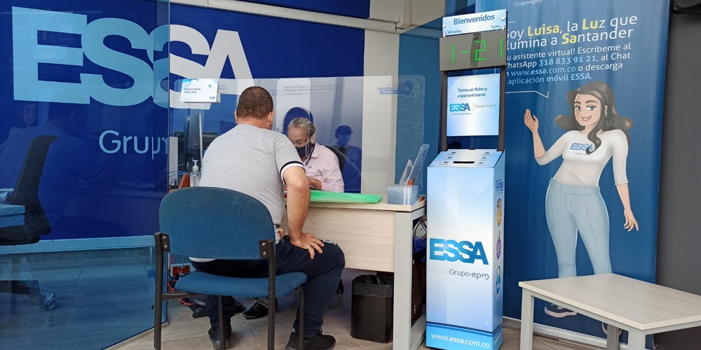 Oficina de atención al cliente de ESSA. Se observa a la asesora de ESSA atendiendo a un cliente.