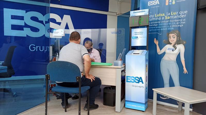 Oficina de atención al cliente de ESSA. Se observa a la asesora de ESSA atendiendo a un cliente.