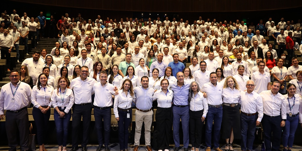 Bucaramanga, 27 de mayo de 2024
Gerente de EPM visitó ESSA para conocer los avances y retos de la filial
• John Maya y su equipo directivo de EPM se reunieron con líderes de ESSA y el gobernador de Santander para abordar la proyección de energías renovables y la sostenibilidad a largo plazo.
• El líder del Grupo EPM, durante su visita a ESSA y destacó la lucha contra el fraude energético, la implementación de tecnologías avanzadas para mitigar esta situación y las mejoras en la calidad del servicio de energía eléctrica.
El líder del Grupo Empresarial EPM, John Alberto Maya Salazar, acompañado por Margarita Salazar, vicepresidenta Ejecutiva de Negocios, y John Jairo Celis, vicepresidente de Transmisión & Distribución, visitaron ESSA para fortalecer los lazos de cercanía y relacionamiento con los trabajadores de la filial, al tiempo que abordaron temas como la calidad del servicio, los retos y la visión empresarial.
José Gregorio Ramírez, gerente (E) de ESSA, destacó que la agenda de relacionamiento con EPM permitió abordar temas esenciales para la gestión de la empresa. 