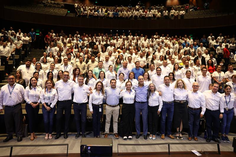Bucaramanga, 27 de mayo de 2024
Gerente de EPM visitó ESSA para conocer los avances y retos de la filial
• John Maya y su equipo directivo de EPM se reunieron con líderes de ESSA y el gobernador de Santander para abordar la proyección de energías renovables y la sostenibilidad a largo plazo.
• El líder del Grupo EPM, durante su visita a ESSA y destacó la lucha contra el fraude energético, la implementación de tecnologías avanzadas para mitigar esta situación y las mejoras en la calidad del servicio de energía eléctrica.
El líder del Grupo Empresarial EPM, John Alberto Maya Salazar, acompañado por Margarita Salazar, vicepresidenta Ejecutiva de Negocios, y John Jairo Celis, vicepresidente de Transmisión & Distribución, visitaron ESSA para fortalecer los lazos de cercanía y relacionamiento con los trabajadores de la filial, al tiempo que abordaron temas como la calidad del servicio, los retos y la visión empresarial.
José Gregorio Ramírez, gerente (E) de ESSA, destacó que la agenda de relacionamiento con EPM permitió abordar temas esenciales para la gestión de la empresa. 