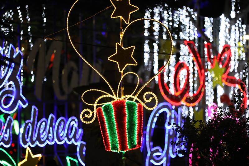 Figuras de Navidad, que contiene un regalo, estrellas y luces de Navidad
