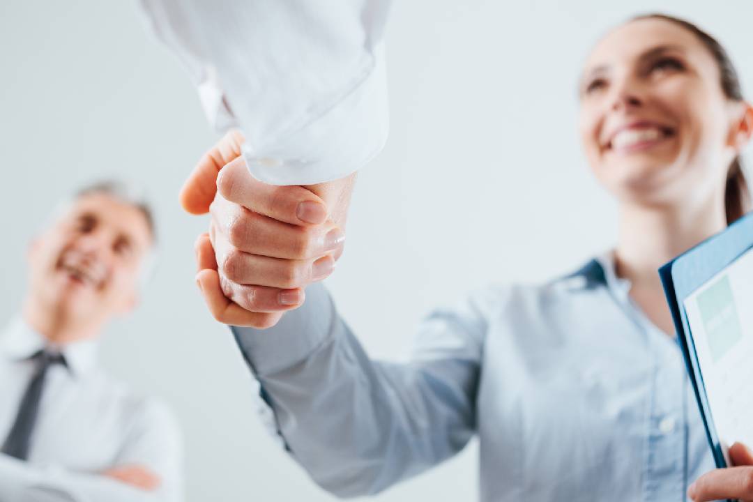 Normatividad empresas- mujer dando la mano