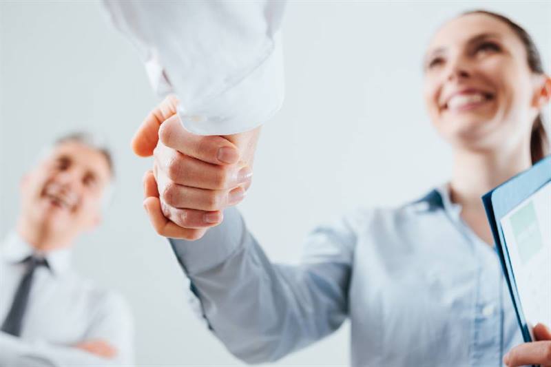 Normatividad empresas- mujer dando la mano