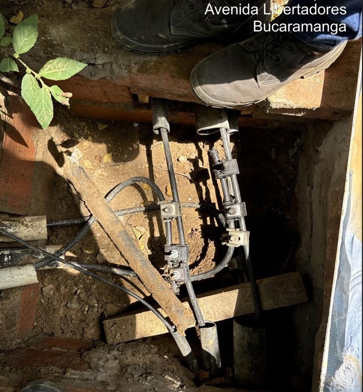 ESSA desmantela conexión ilegal de energía en planta de plástico en Bucaramanga