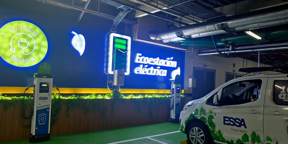Se muestra un vehículo eléctrico y la ecoestación eléctrica de ESSA en el centro comercial San Silvestre en Barrancabermeja.