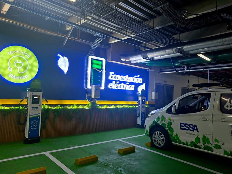 Se muestra un vehículo eléctrico y la ecoestación eléctrica de ESSA en el centro comercial San Silvestre en Barrancabermeja.