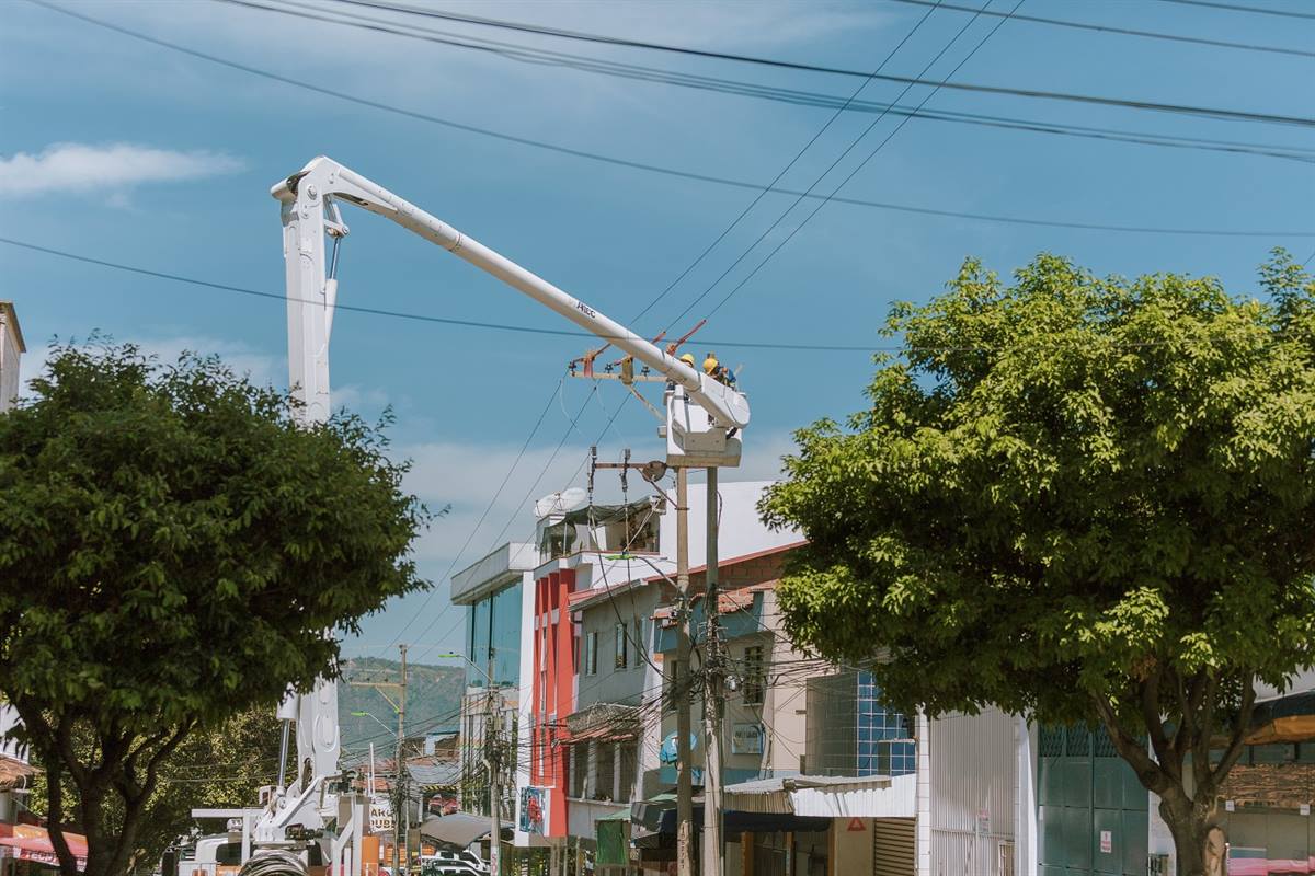 Mantenimiento preventivo de redes eléctricas en barrios de Bucaramanga