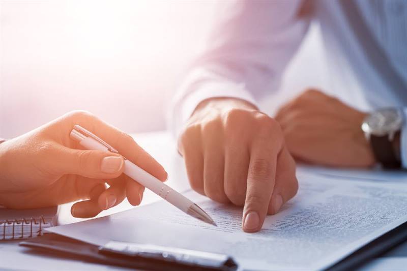Normatividad proveedores- manos señalando libreta de notas