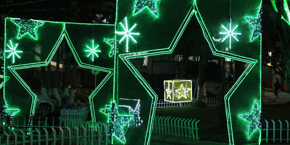 Se muestran dos figuras grandes de Navidad en un parque