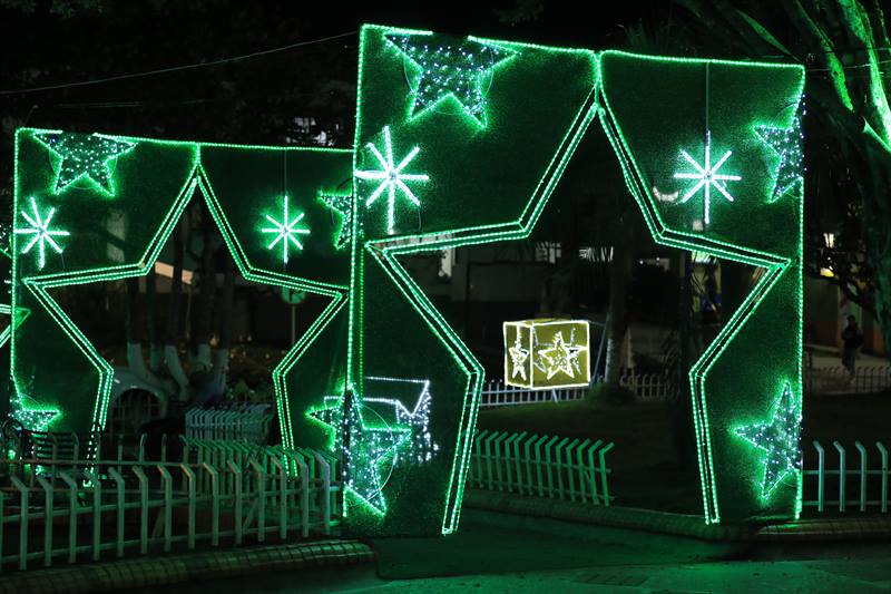 Se muestran dos figuras grandes de Navidad en un parque