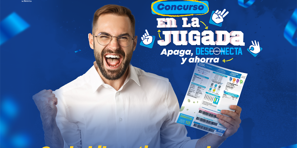 Hombre celebrando, con una factura de energía en la mano.