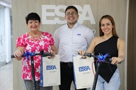 Se muestra a dos mujeres ganadoras de patinetas eléctricas, del concurso en la jugada