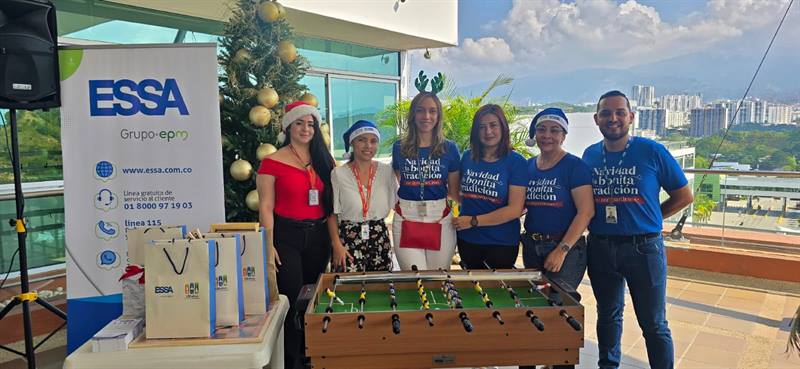 En la fotografía están trabajadores de ESSA y representantes de una de las empresas ganadoras.