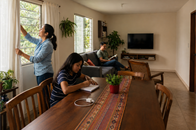 Una familia en casa, disfrutando de un uso eficiente de la energía