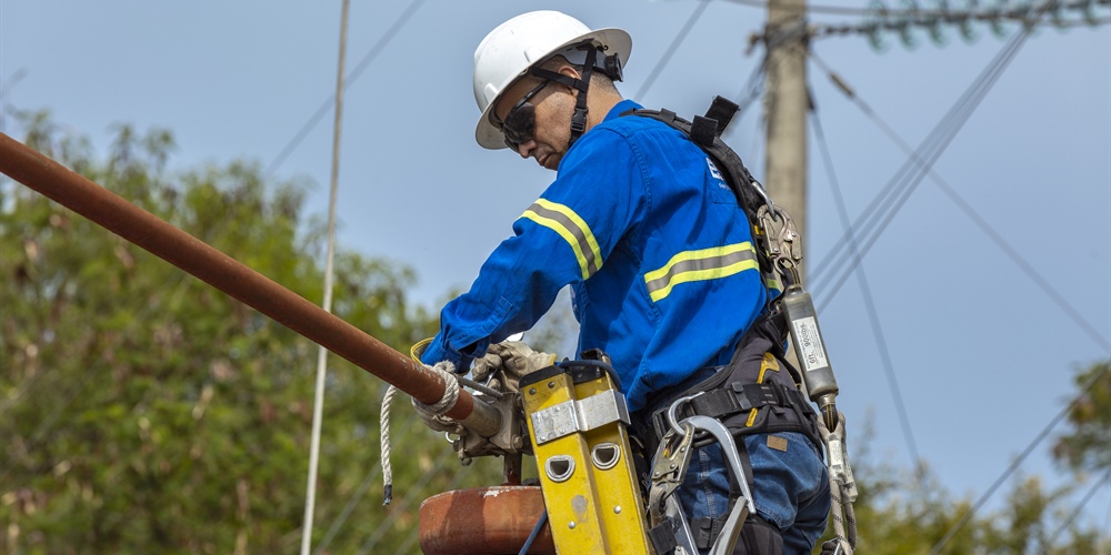 Trabajador de ESSA trabajando en red de energía eléctrica
