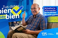 Hombre sentado leyendo un libro, con el pulgar arriba