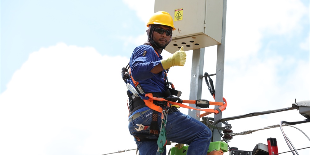 Fotografía de trabajador contratista de la Electrificadora de Santander en San Pablo Sur de Bolivar