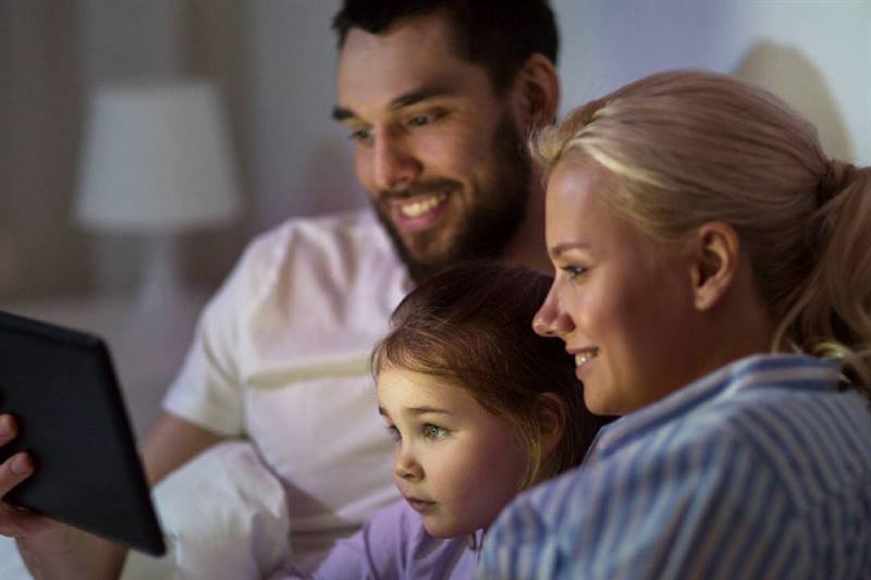 Familia viendo una pantalla de tablet