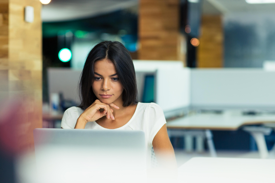 Consulta - Mujer mirando pantalla de pórtatil