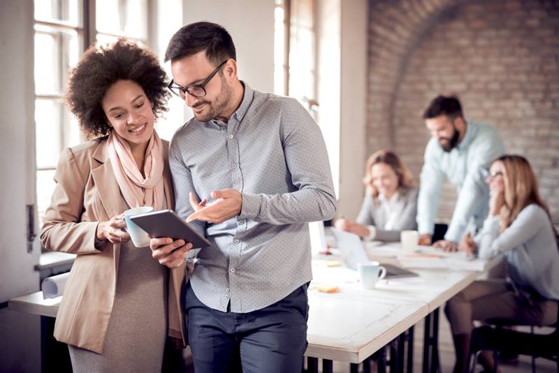 Opinión - mujer y hombre mirando pantalla de tablet