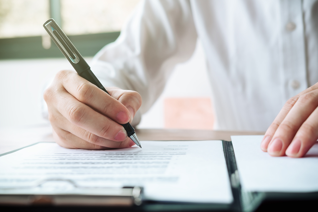 Crear PQR's - persona escribiendo sobre papel