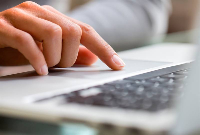 Solicitud de información clasificada o reservada - dedo sobre mouse de pórtatil