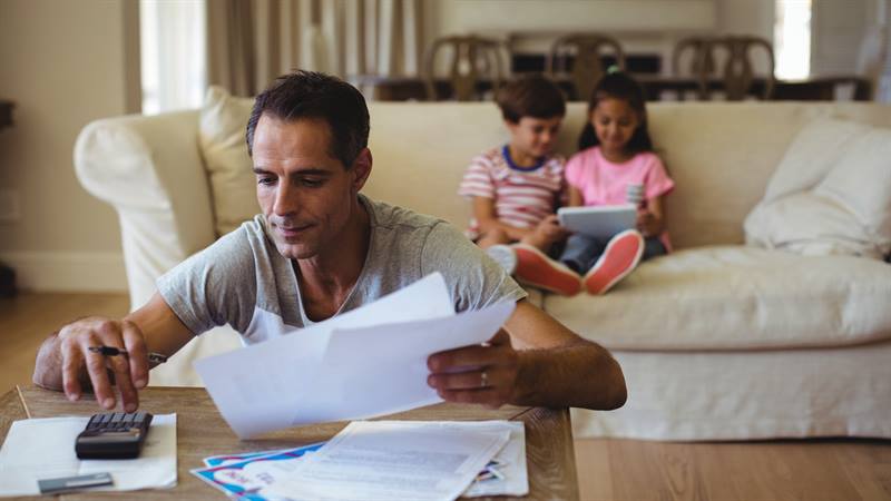 Garantías financieras en el MEM- hombre haciendo cuentas