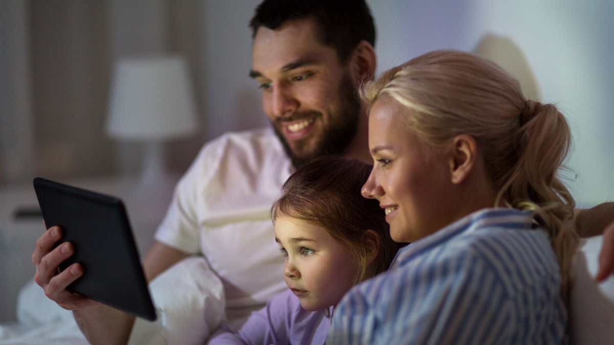 Tarifas vigentes-familia mirando pantalla de tablet