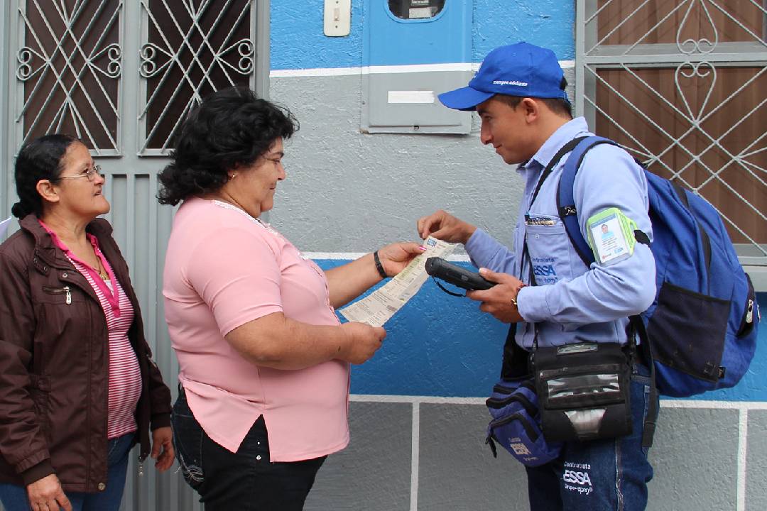 Imagen cliente recibiendo factura: Comercialización 