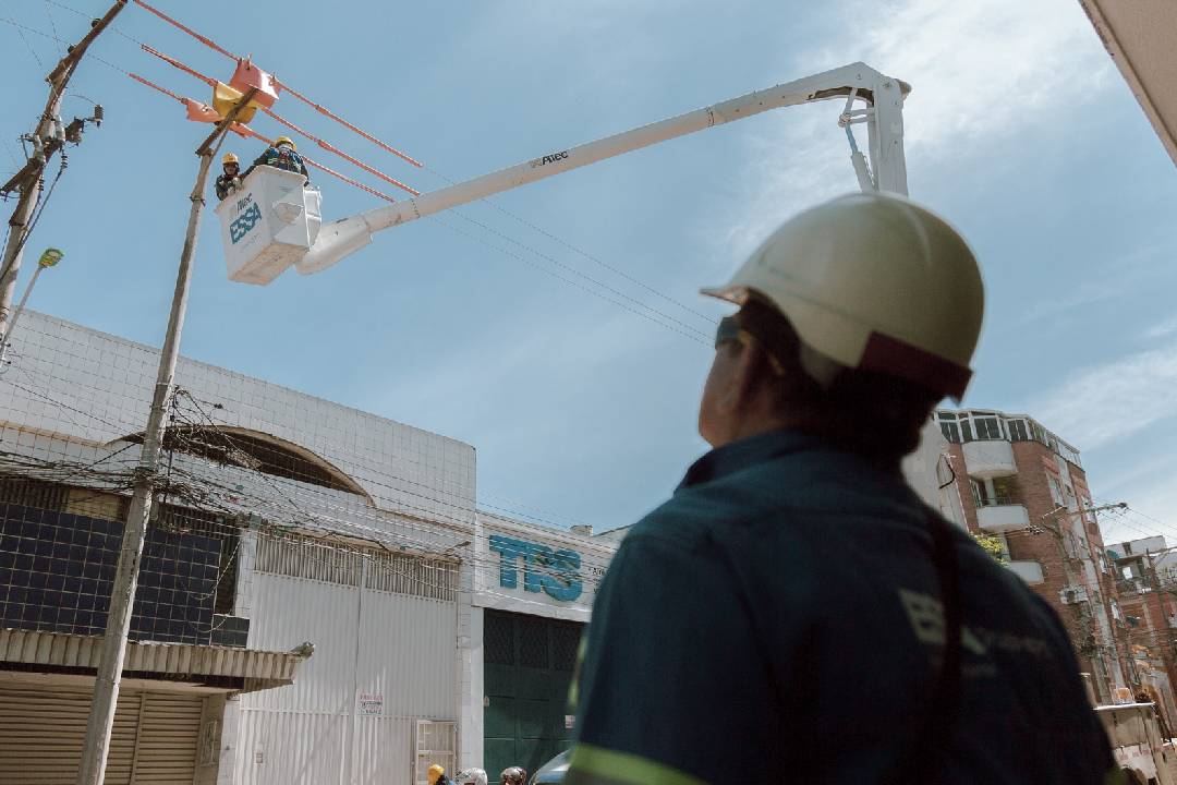 Nuestra cobertura-hombre instalando servicio eléctrico