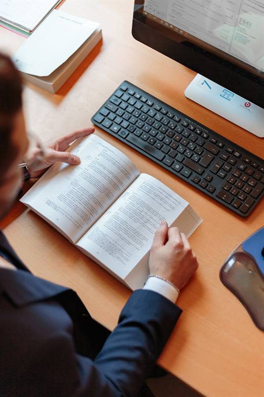 Resolución CREG 080 de 2019 - Hombre leyendo en oficina