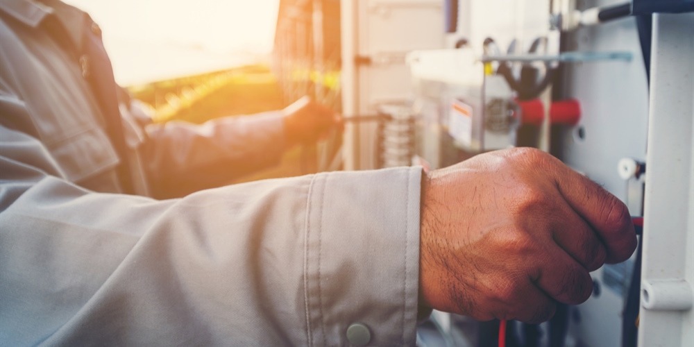 Imagen técnico operando controles eléctricos