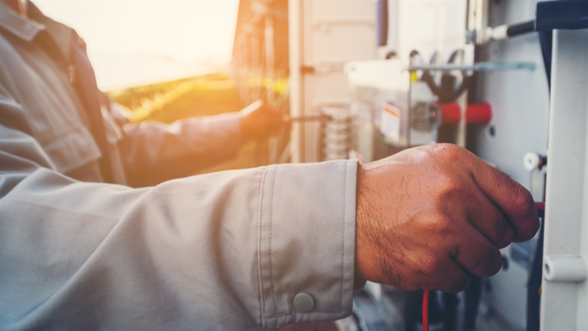 Imagen técnico operando controles eléctricos
